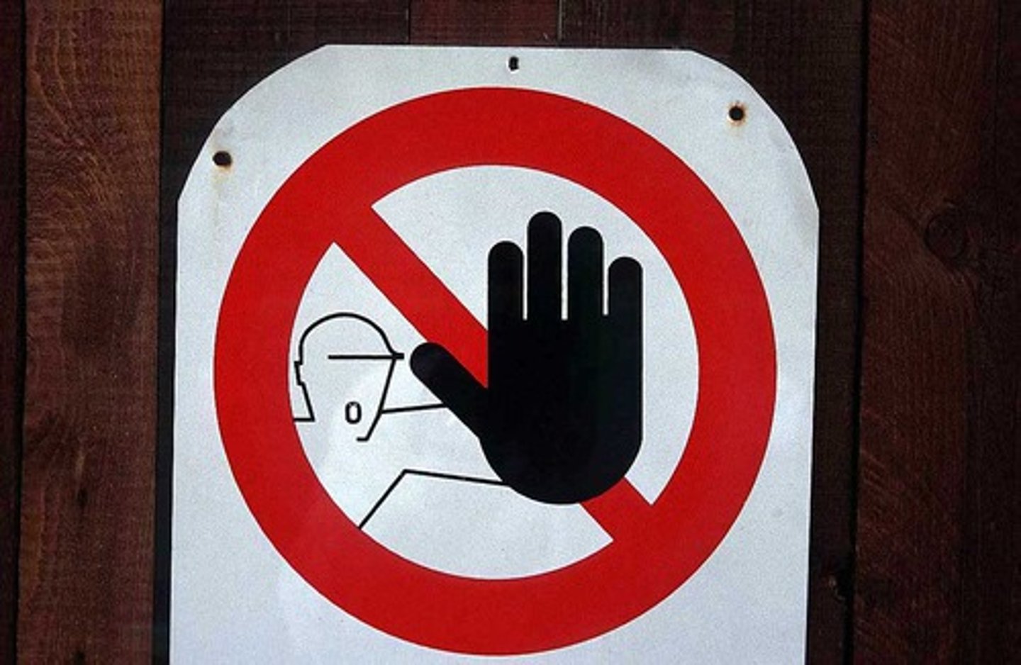 <p>tránh đề cập tới thứ gì</p><p>We tried to keep off sensitive topics during the discussion.</p><p>Chúng tôi cố gắng tránh đề cập đến những chủ đề nhạy cảm trong cuộc thảo luận.</p><p>Nghĩa: Tránh xa, không chạm vào hoặc không đi lên (thường thấy ở các biển báo).</p><p>Ví dụ: "Please keep off the grass."</p><p>(Vui lòng không đi lên cỏ.)</p><p>8. Make room for</p>