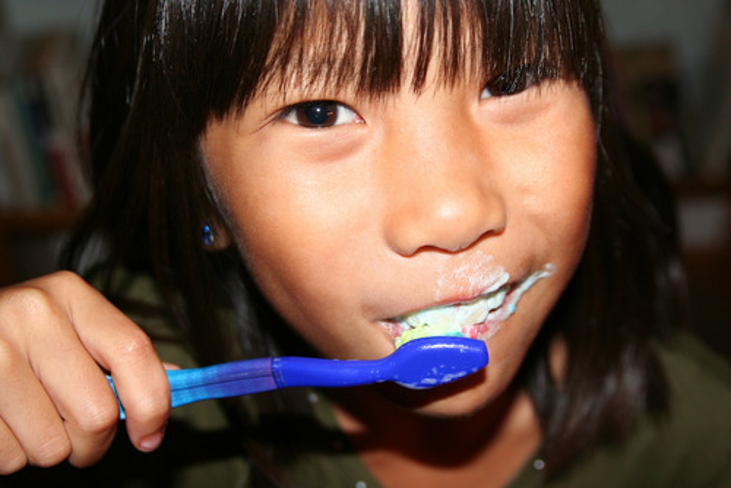 <p>to brush one's teeth</p>