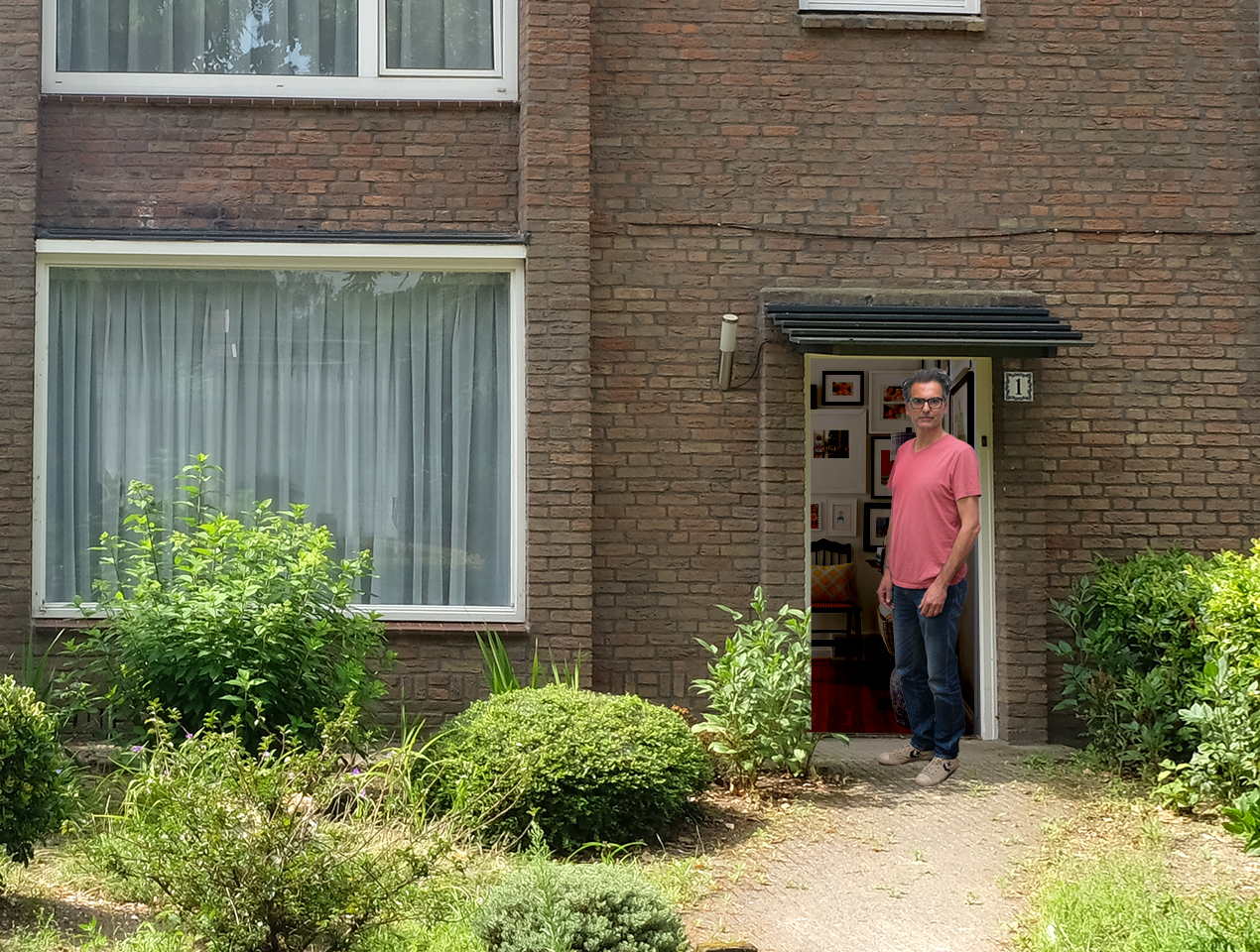<p>Kees <strong>lives</strong> in a house.</p>
