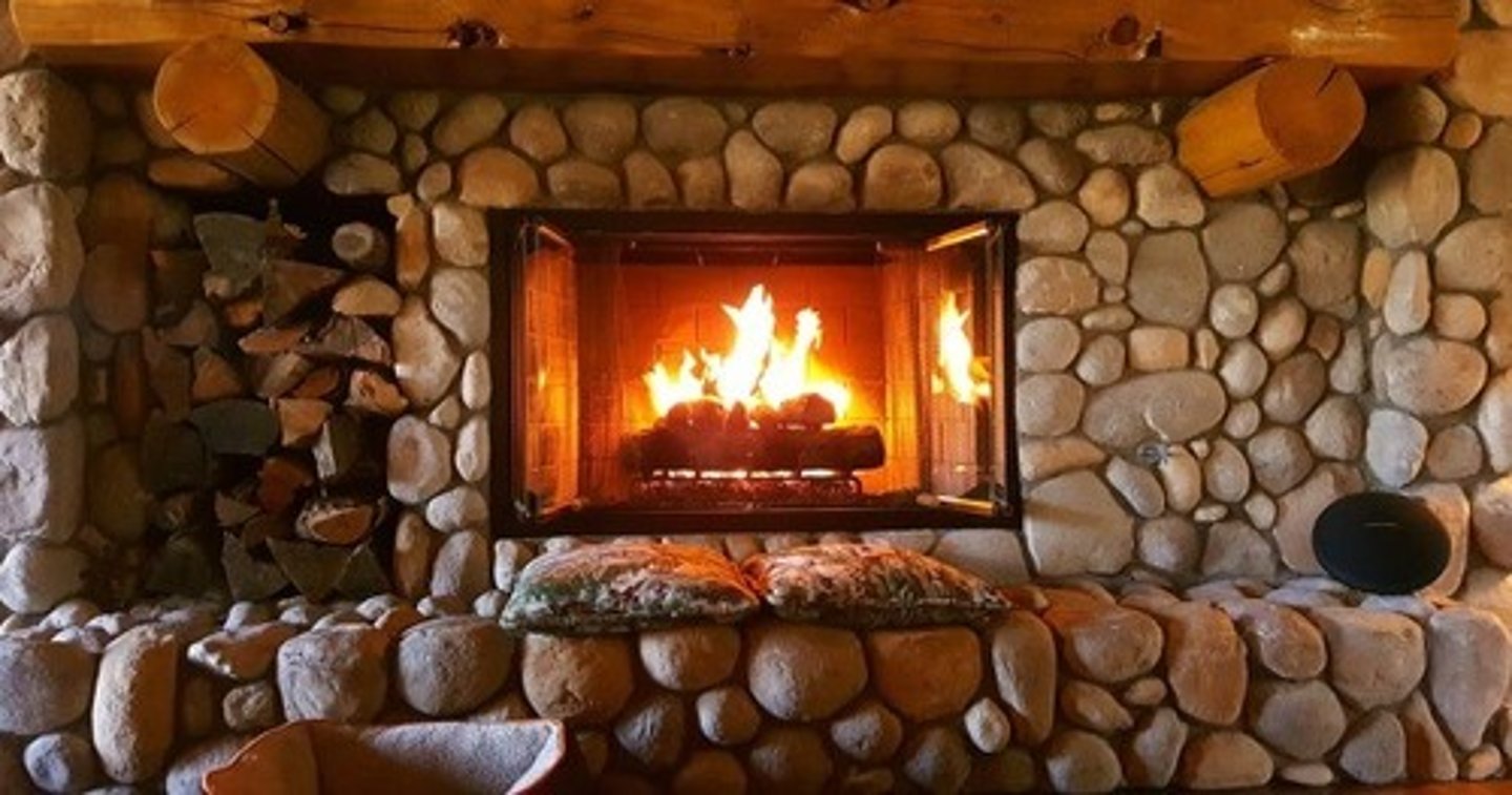 <p>le feu (hearth), la maison (home)</p>