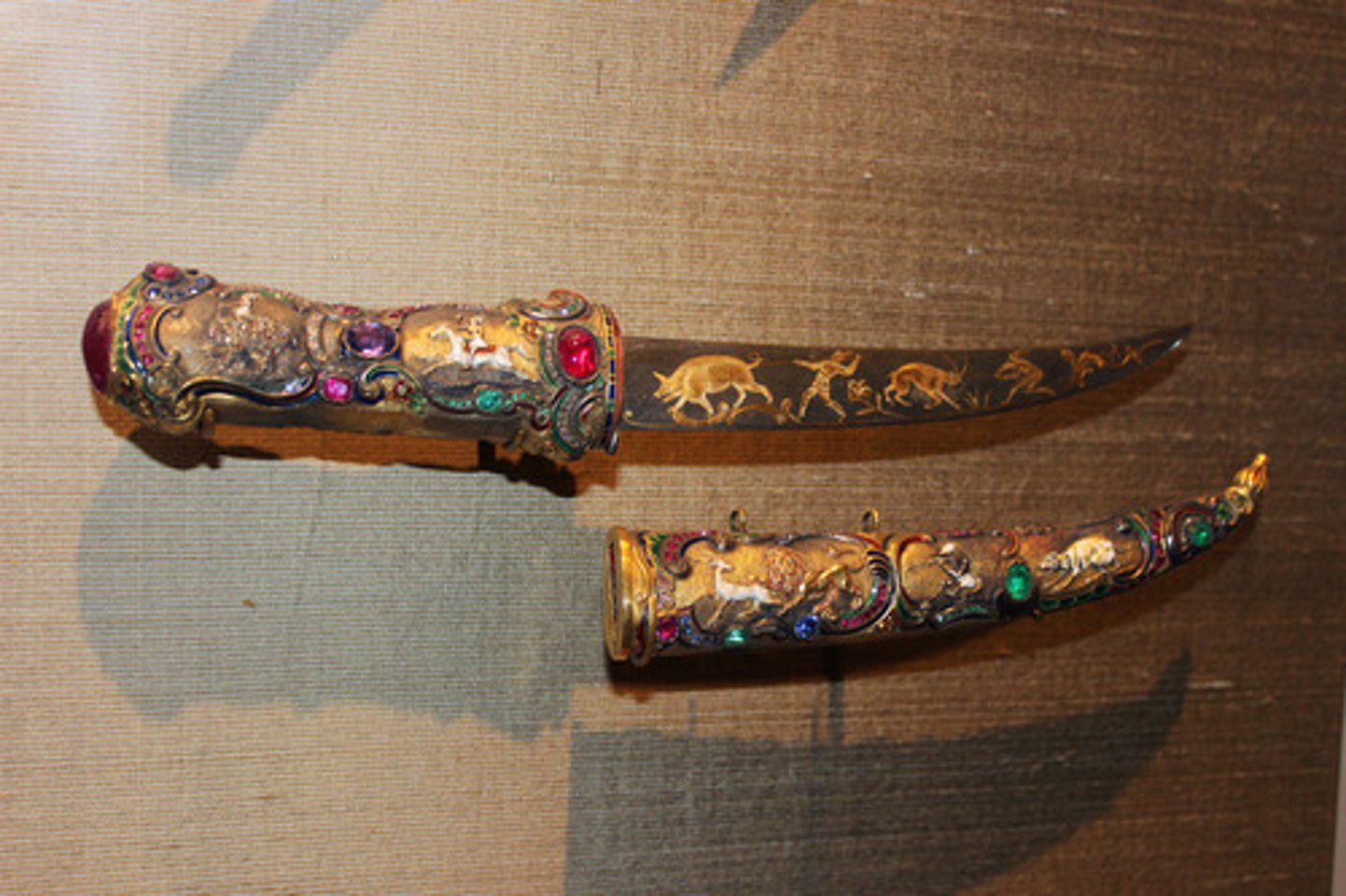 <p>arma similar a un cuchillo</p>