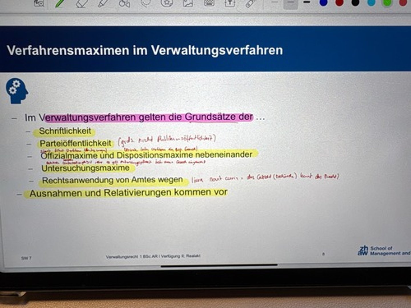 <p>Im Verwaltungsverfahren gelten die Grundsätze der..:</p><p>-Schriftlichkeit</p><p>-Parteiöffentlichkeit (nicht Publikumsöffentlichkeit)</p><p>-Offizialmaxime und Dispositionsmaxime nebeneinander</p><p>-Untersuchungsmaxime</p><p>-Rechtsanwendung von Amtes wegen</p><p>Ausnahmen und Relativierungen kommen vor</p>