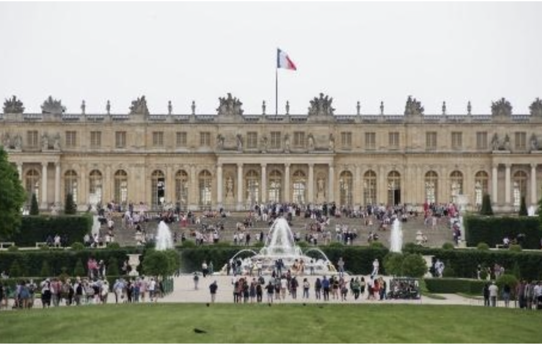 <p><span><strong>Versaille</strong></span></p><p><span>- Coté urbain : Facade en brique, beaucoup de déco, pavés de terre</span></p><p><span>- Côté jardin : Façade monochromes d’une pierre pâle, horizontalité, répétition des modules,</span></p><p><span>fontaines étaient allumées à des moments précis, Construction d’un canal +/- 1km de long</span></p><p><span>- Effet contraction dilatation ; aucune intimité car traversé des pièces, aucune toilette, baroque</span></p><p><span>détourné au profit du roi</span><span style="color: rgb(137, 10, 11)"><strong>Chapitre 4 :</strong></span></p>