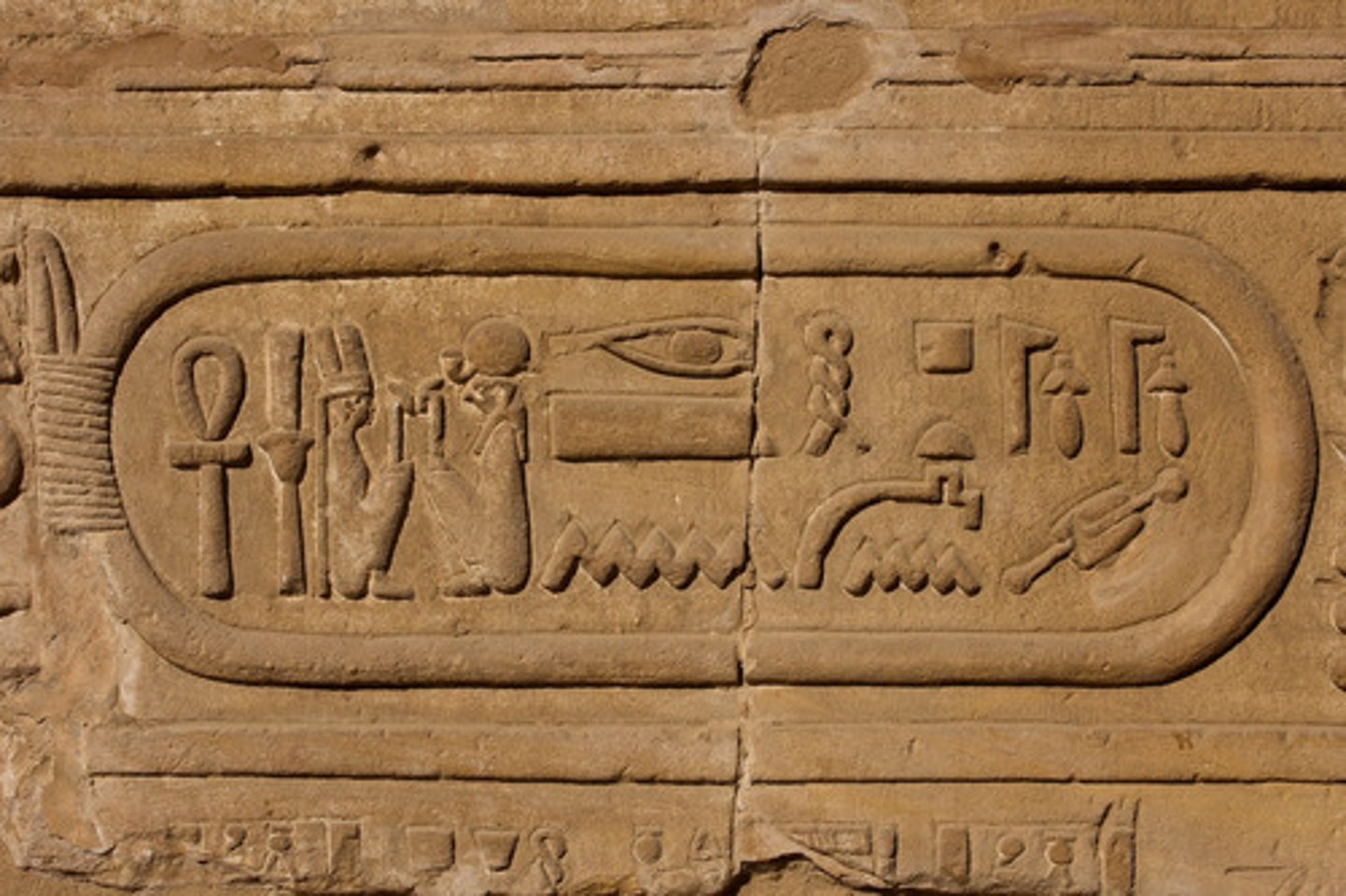 <p>Ornement en forme de carte aux bords enroulés dont le champ porte des armoiries, une inscription</p>