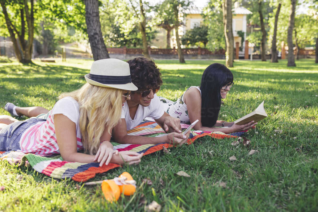 <p><span>Yo vi mis amigas en el parque este verano.&nbsp;</span></p>