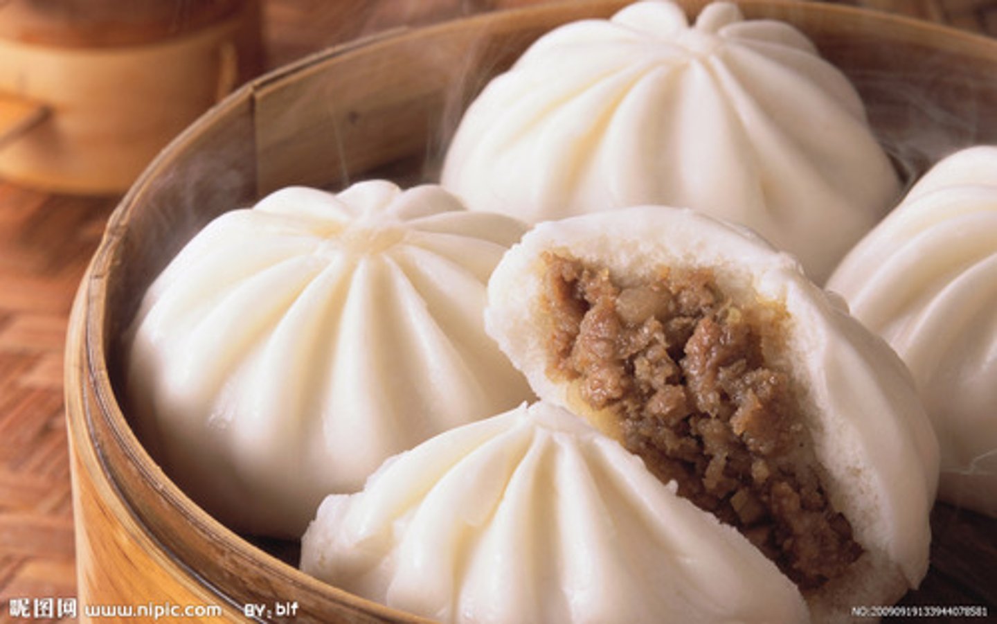<p>bāozi</p><p>N</p><p>steamed buns with meat stuffing filling</p>