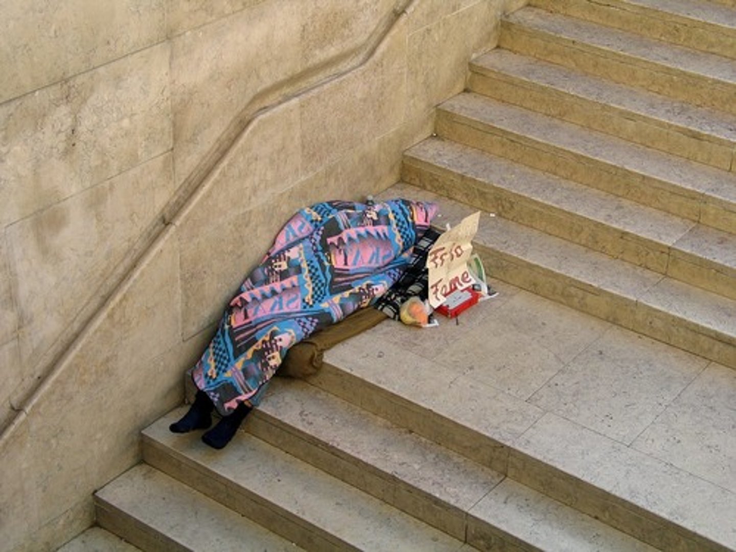 <p>/ˈhəʊmləs/ vô gia cư</p>