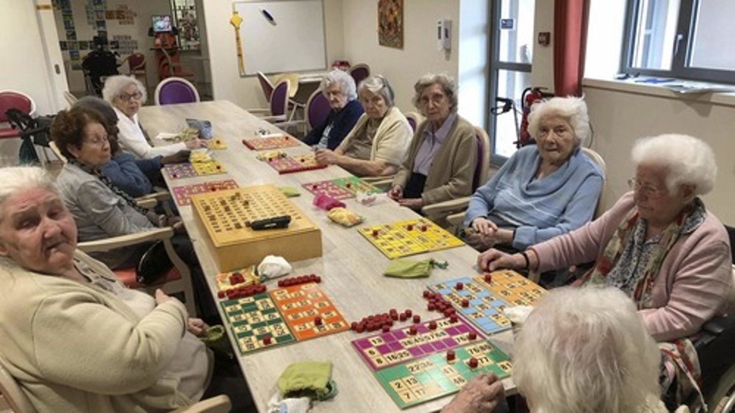 <p>viện dưỡng lão</p><p>ex: she decided to volunteer at a local nursing home</p>