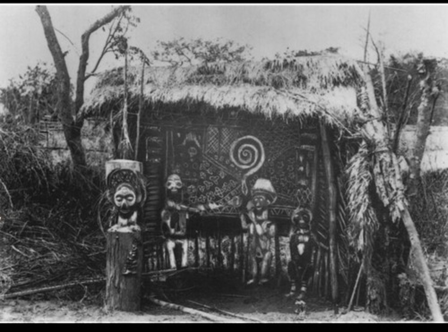 <p>Figurines</p><p>Posed around the structure</p><p>Structure</p>