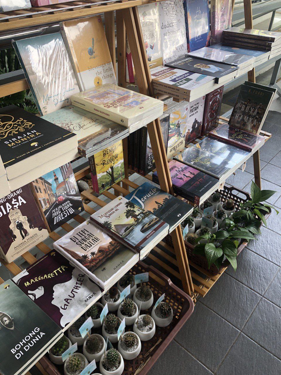 <p><em>Book shop.</em></p>