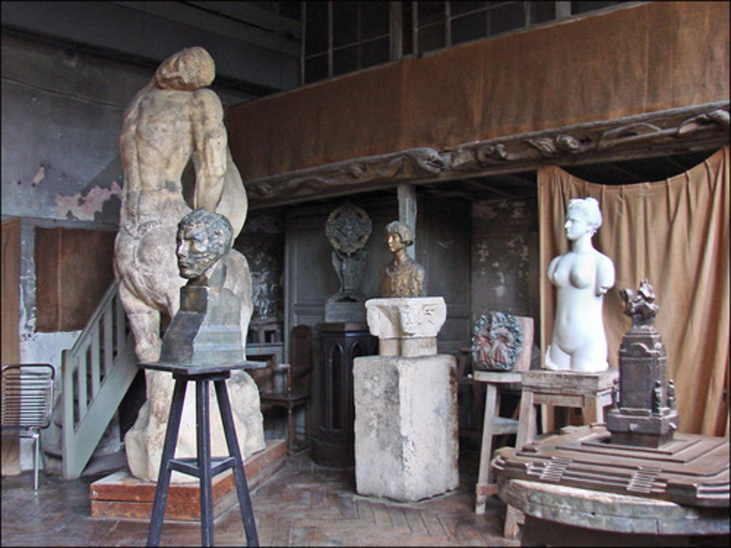 <p>lieu de travail d'artiste ou d'ouvriers</p>
