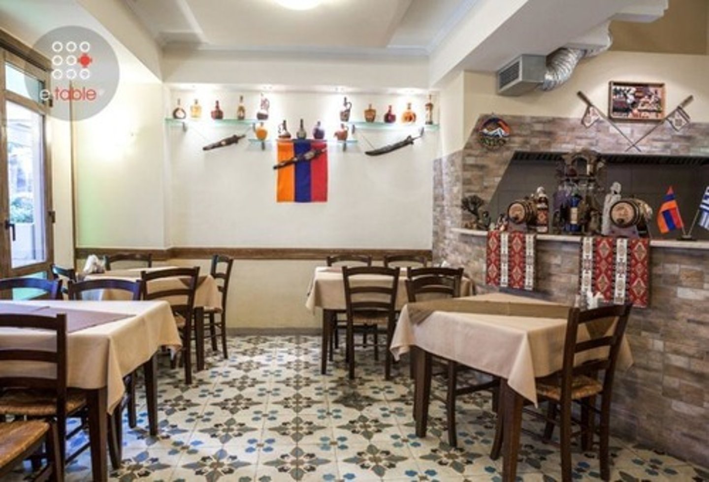 <p>to eat at a restaurant</p>