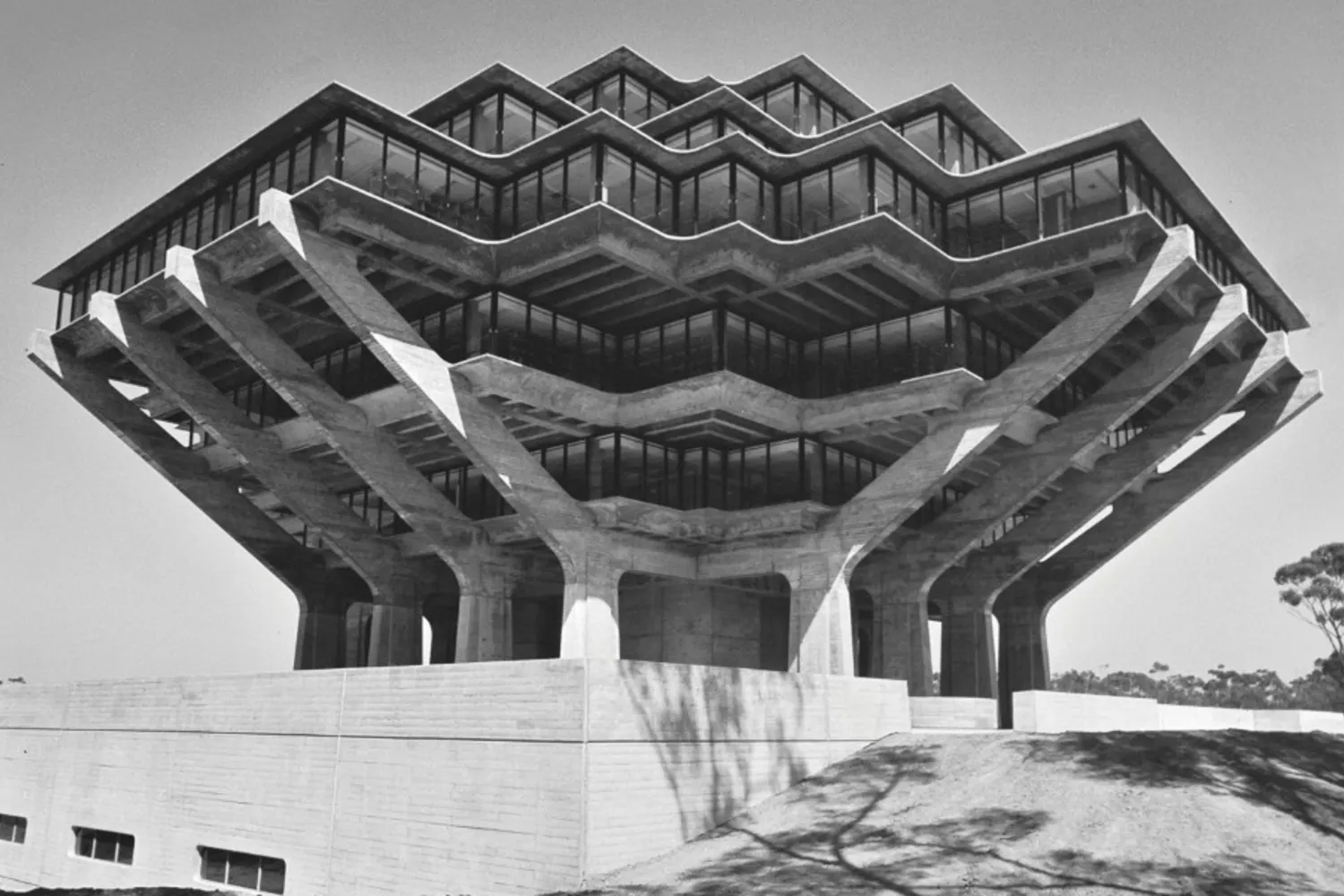 <p>emerged in the 1950s and grew out of the 20th century modernist movement and is characterized by massive monolithic block appearances and large-scale usage of poured concrete; style is championed by louis kahn and paul rudolph</p>