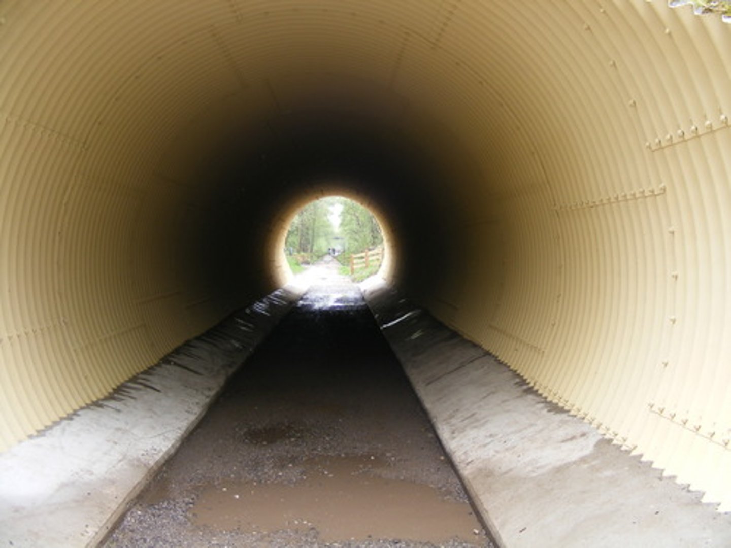 <p>đường hầm</p>