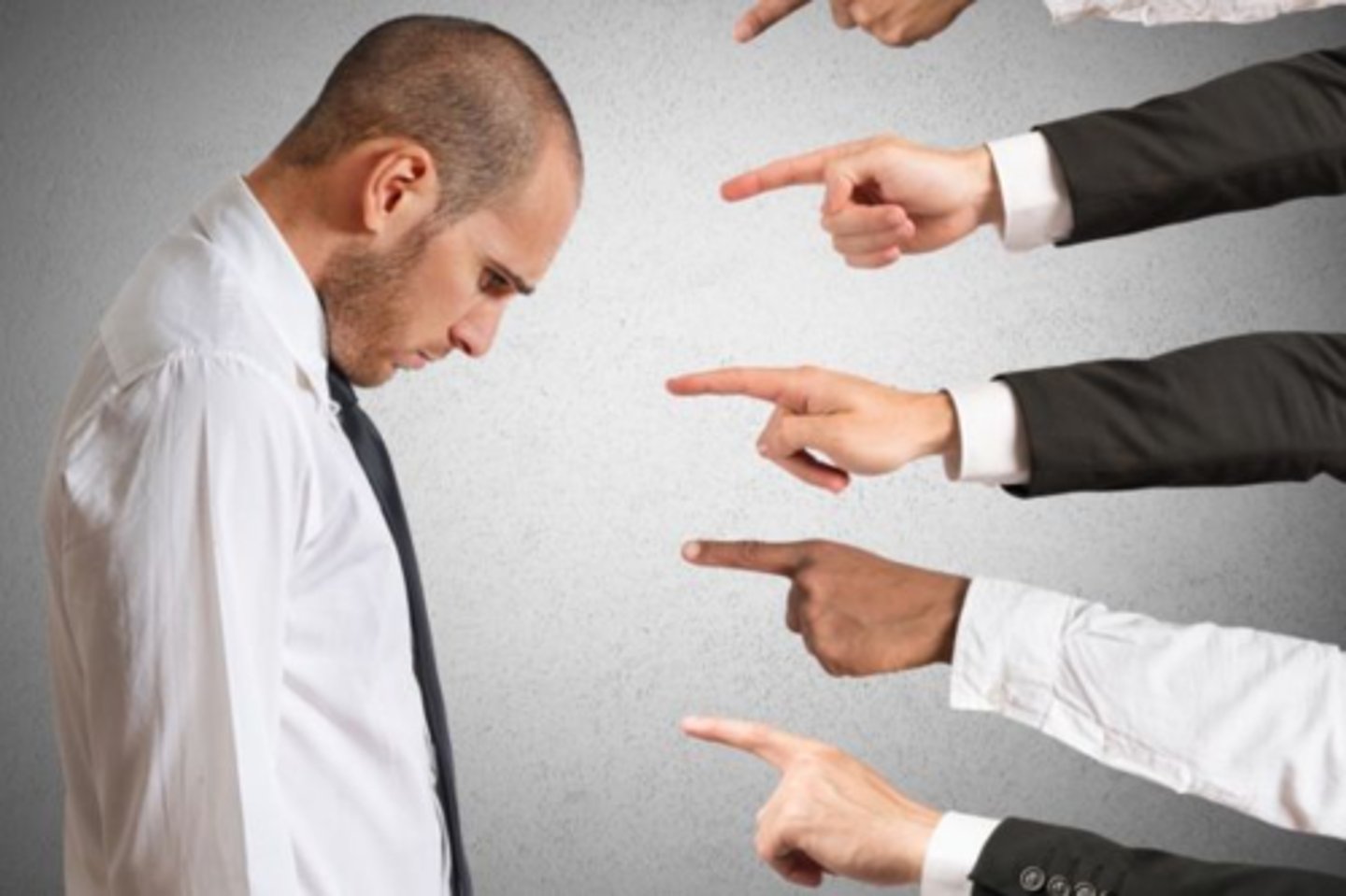 <p>to state that someone has done something wrong: buộc tội</p>