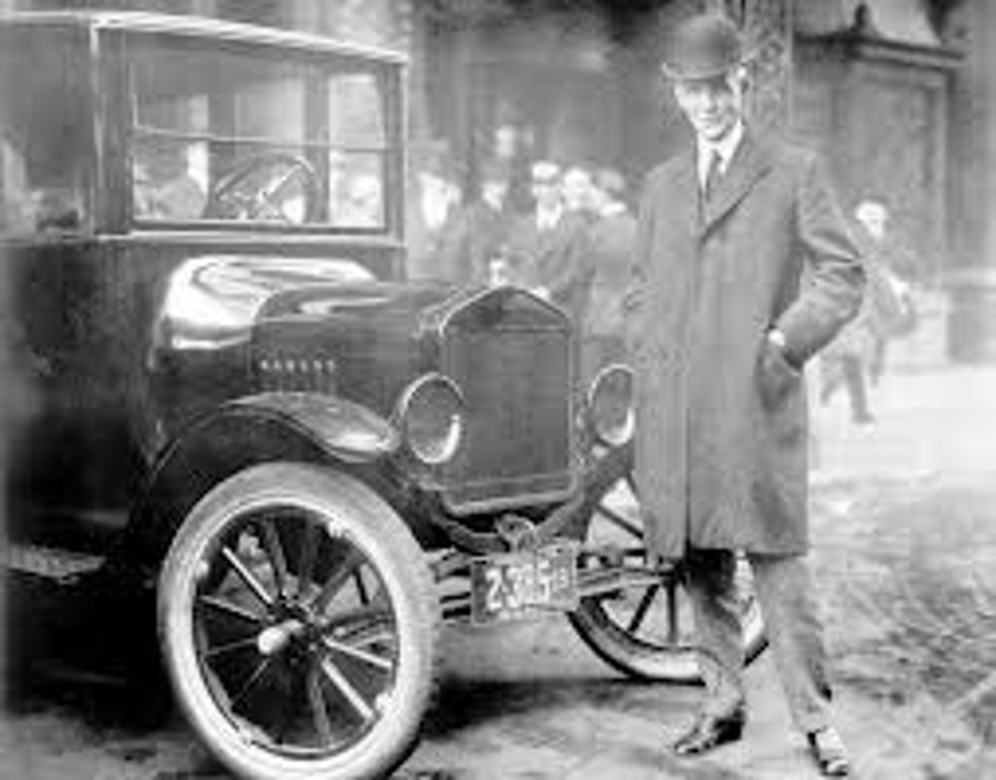 <p>American businessman who started the Ford Motor Company and who invented the modern assembly lines. He DID NOT invent cars.</p>