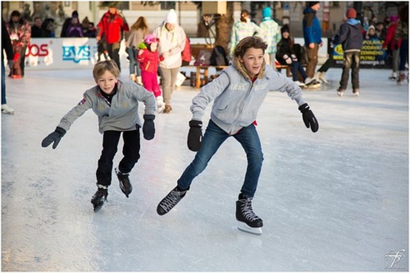 <p>to skate</p>