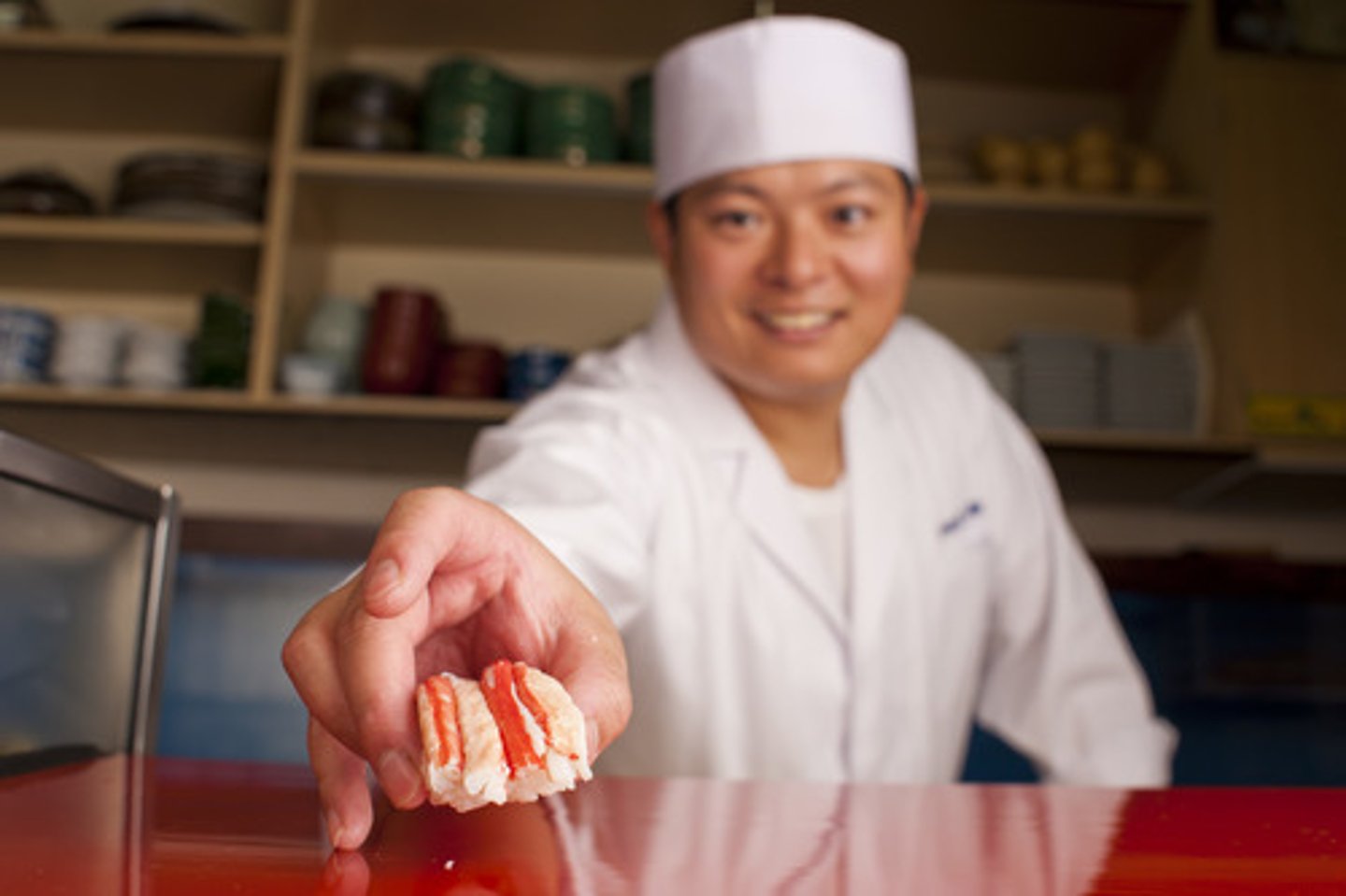 <p>đưa ra món ăn</p>