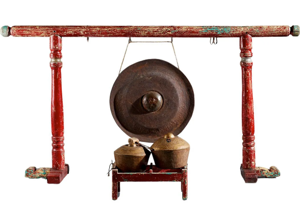 <p>A large, resonant metal disc struck to mark structural points in gamelan music.</p>