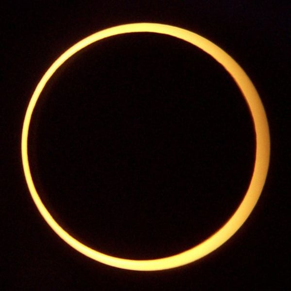 <p>sun is directly behind the moon but a ring of sunlight can be seen around the blackened moon</p>