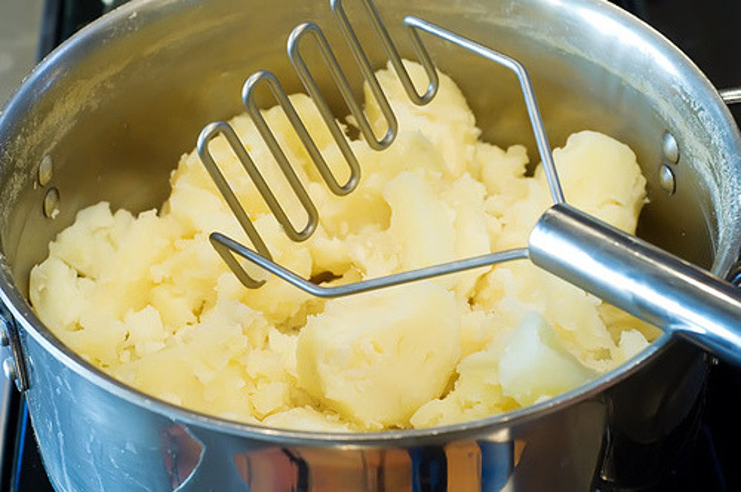 <p>to crush, to mash</p>