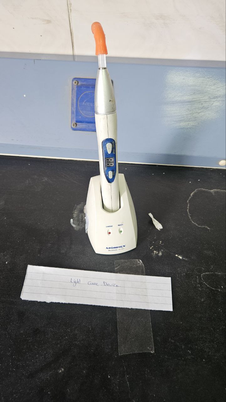 <p>Light cure device</p>