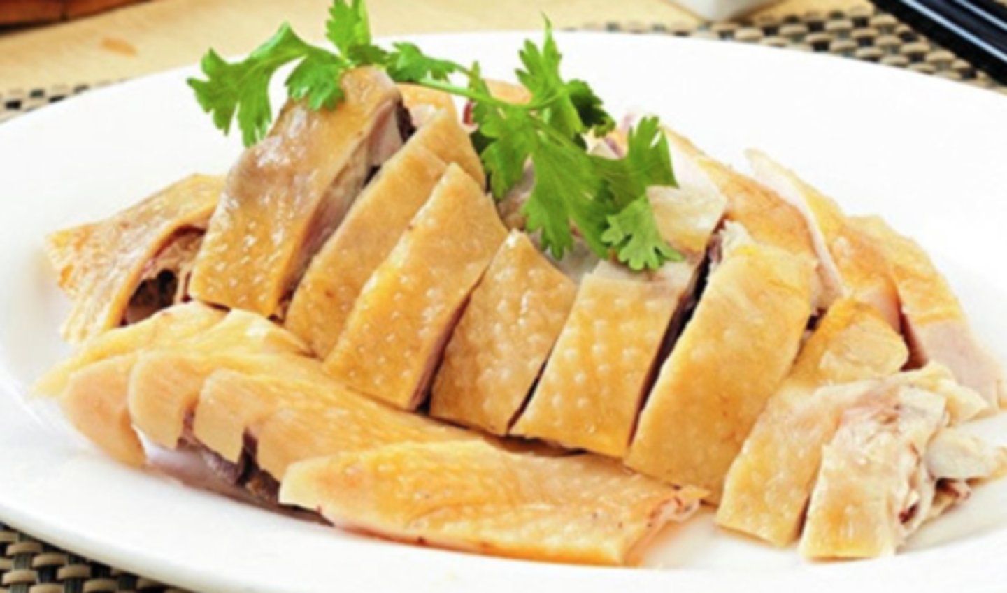 <p>bái qiē jī - white/plain cut chicken；Cantonese poached chicken</p>