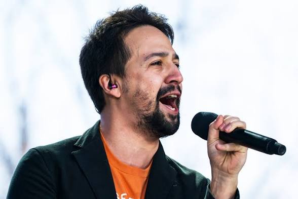 <p>de repente</p><p><strong>De repente, Lin-Manuel Miranda empezó a cantar.</strong></p>