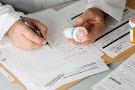 <p>= suggest= recommend (y học)</p><p>= force to do st</p><p>Khuyến cáo,bắt phải</p><p>Ex: the doctor prescribed some medicine for me</p><p></p>