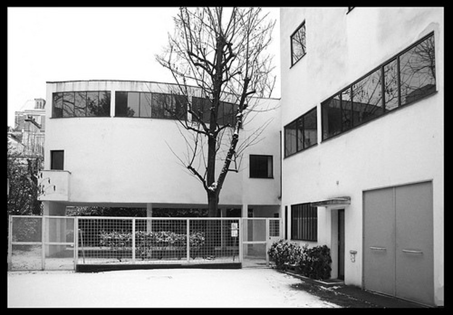 <p>Corb<br>lots of floating sectioned spaces<br>Chaise is in house by a wall of glass windows<br>presence of a body in a profile<br>object of display/interest</p>