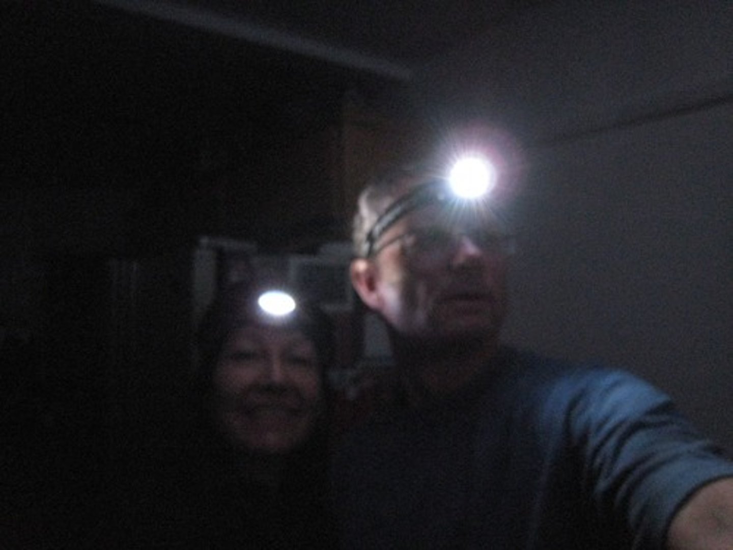 <p>mất điện, cúp điện</p>