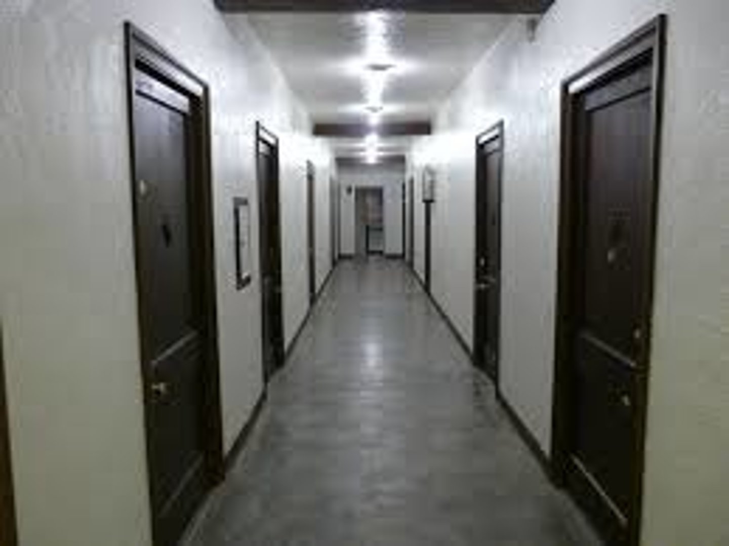 <p>hành lang</p><p>ex: his office is at the end of the long corridor</p>