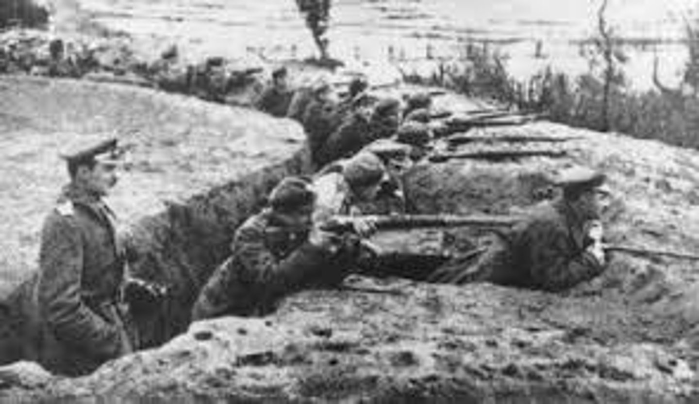 <p>A form of warfare in which opposing armies fight each other from trenches dug in the battlefield, making advancement difficult.</p>