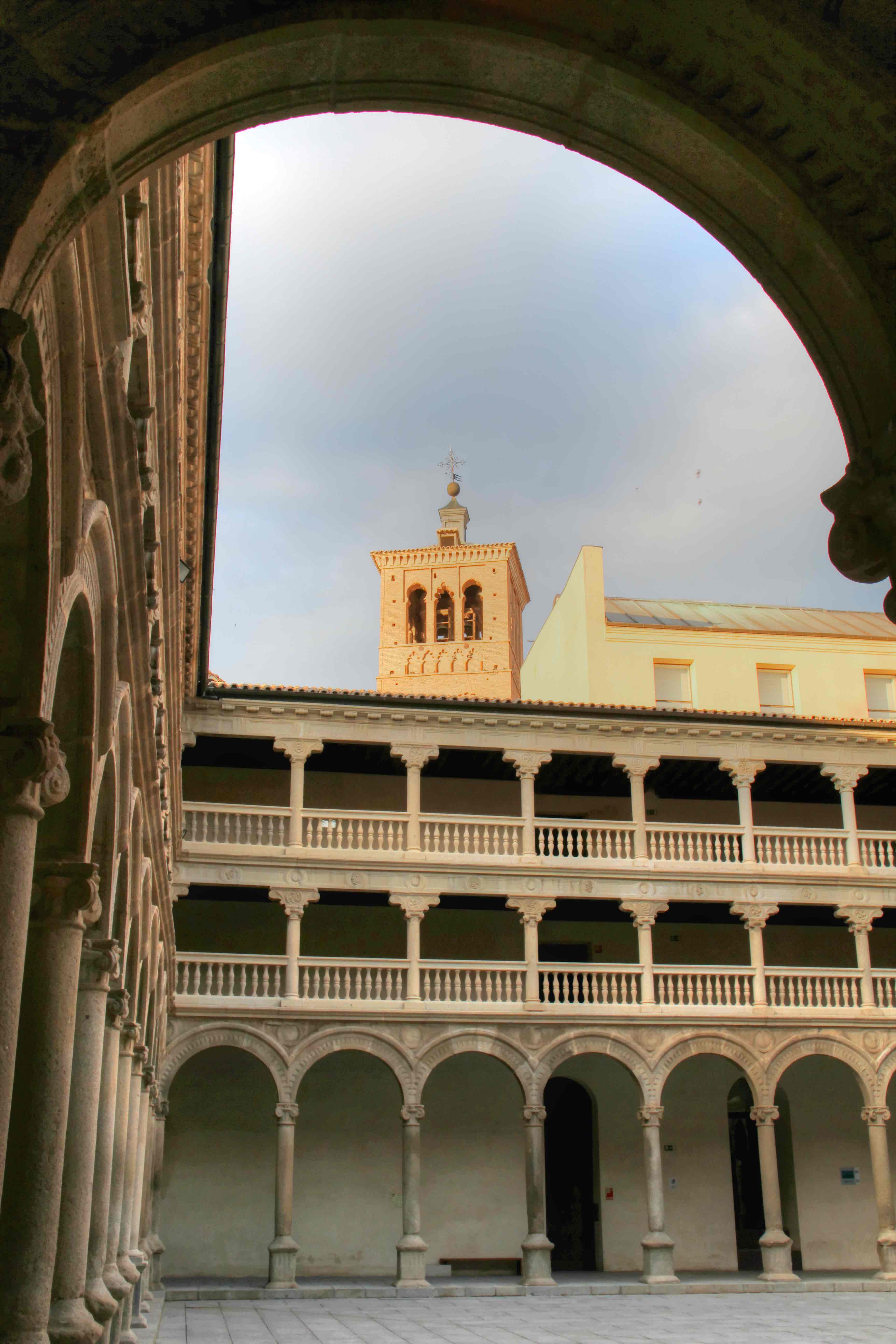 <p>Que? Claustro de convento dominico, inquisición</p><p style="text-align: start">Quien? arquitecto: Alonso de Covarrubias</p><p style="text-align: start">Donde? en la universidad de Castilla La Mancha, cerca al catedral</p><p style="text-align: start">Por qué? para el convento y vivir las monjas</p><p style="text-align: start">Cuando? siglo 16</p><p style="text-align: start">Estilo? renacimiento</p><p style="text-align: start">Materiales? piedra, techo madera en el segundo planta</p>