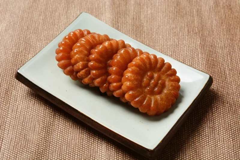 <p><strong>— —</strong>(藥果, <span style="font-size: smaller">영어: </span>yakgwa)는 유밀과의 대표적인 종류로, 꿀과 밀가루, 물, 식용유, 술을 섞어 반죽하여 약과틀에 넣어 모양을 낸 뒤, 기름에 튀겨 낸 한국의 전통 과자다.</p>