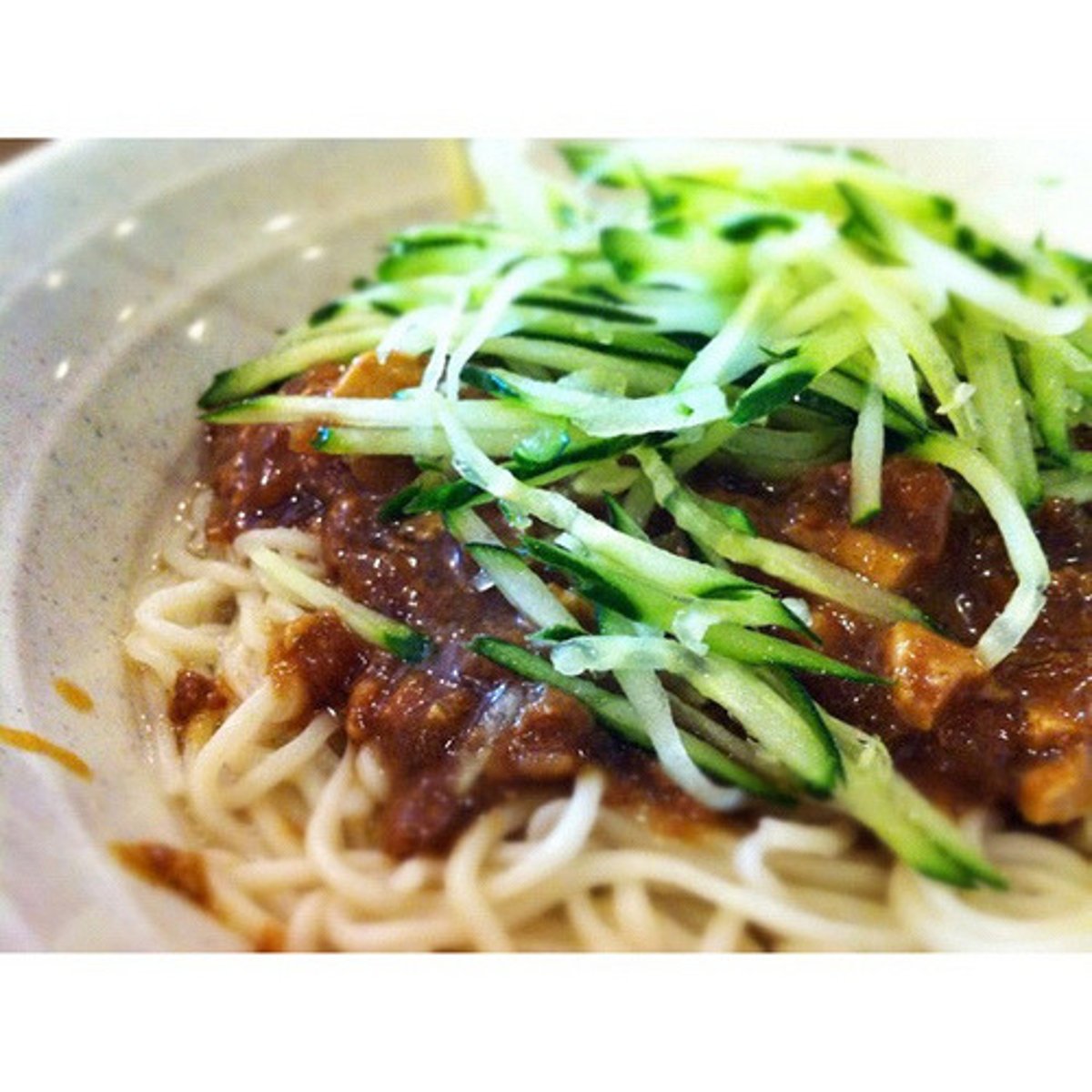 <p>zhájiàngmiàn: noodle with fried bean sauce and minced meat</p>