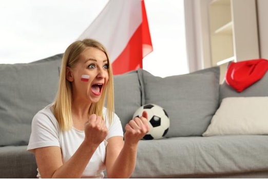<p>Kate <strong>is crazy about</strong> football.</p><p>Сильно любить, быть без ума от …</p>