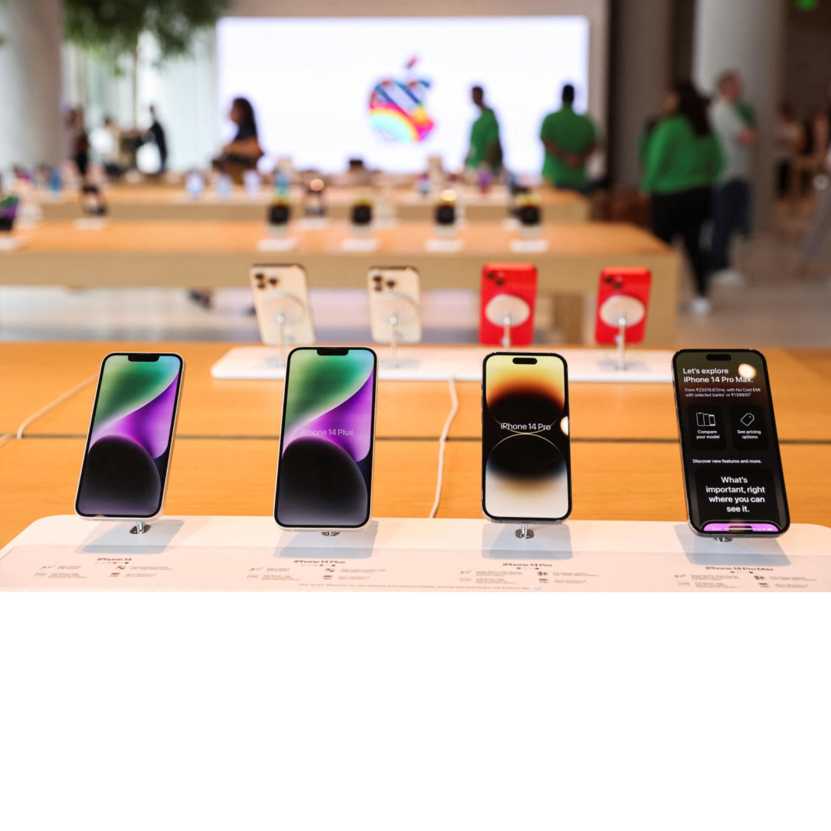 <p><strong><mark data-color="green" style="background-color: green; color: inherit;">on the market&nbsp;</mark> &nbsp;/ɒn ðə ˈmɑː(r)kɪt/</strong></p><p><strong>DEUTSCH:</strong></p><p>im Verkauf sein</p>