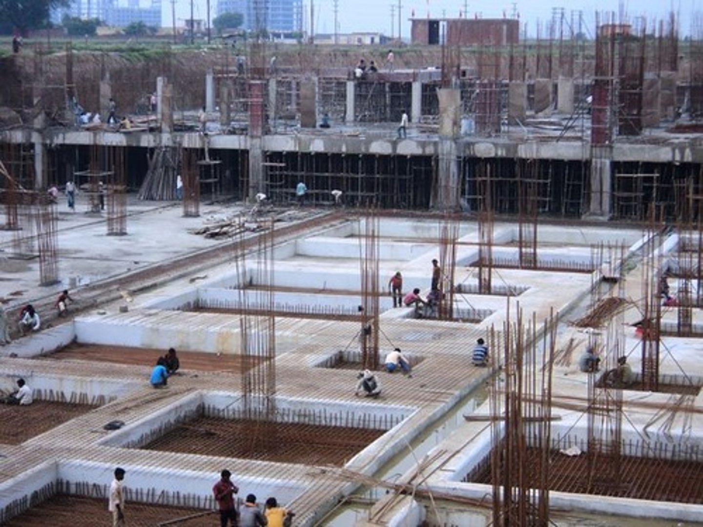 <p>temel, altyapı</p><p>教育の基盤を作ります。</p><p>Kyōiku no kiban o tsukurimasu.</p><p>Eğitim için temel oluşturuyoruz.</p><p>会社の基盤を整えます。</p><p>Kaisha no kiban o totonoemasu.</p><p>Şirketin altyapısını düzenliyoruz.</p>