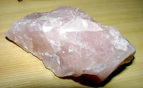 <p>Clear, can have prismatic</p><p>crystal (hexagonal),</p><p>scratches glass, no</p><p>cleavage (fracture)</p>