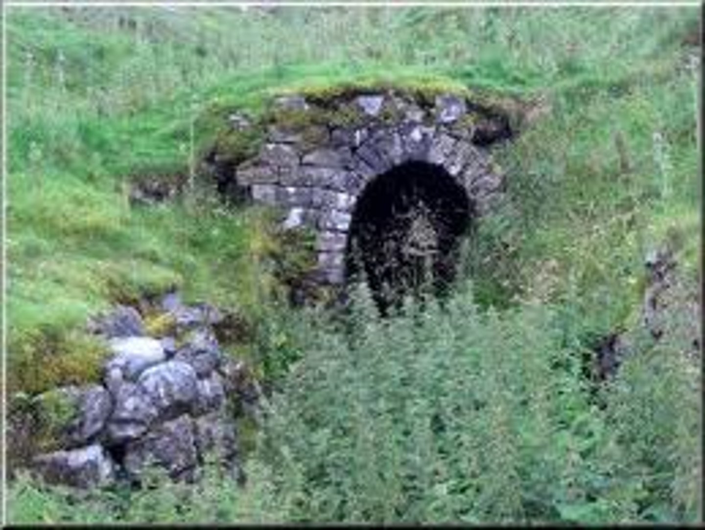 <p>A mine which is horizontal or nearly horizontal, driven into the side of a mountain/steep slope.</p>