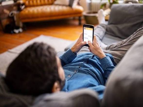 <p>she uses</p><p> She uses her phone.</p>