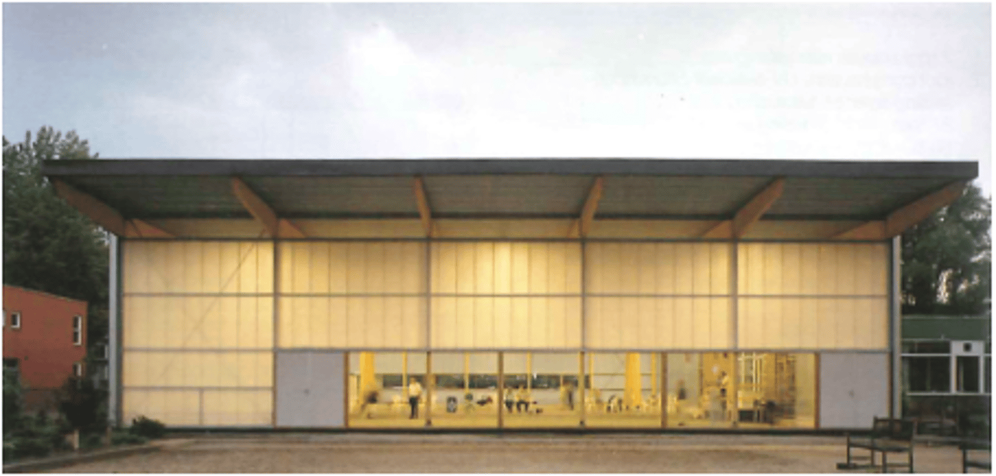 <p>oefening structuurschema's</p><p>- vrije ruimte met zo min mogelijk kolommen</p><p>- binnenbanen afgestemd op dragende structuur (= houten structuur, 2 kolommen uit hout met staal in (omgekeerde V), vastgemaakt aan fundering -> hierop gelamineerde ligger)</p><p>- stalen plafond, kraagt uit naar buiten, beide kanten + lichtstraat</p><p>- veel lichtinval</p>
