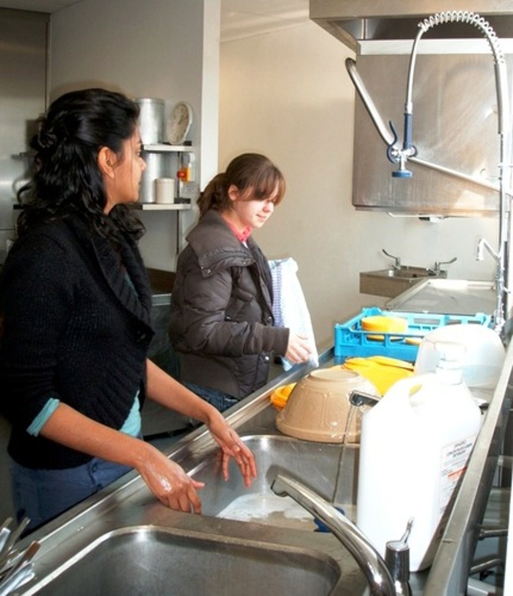 <p>rửa chén bát</p>