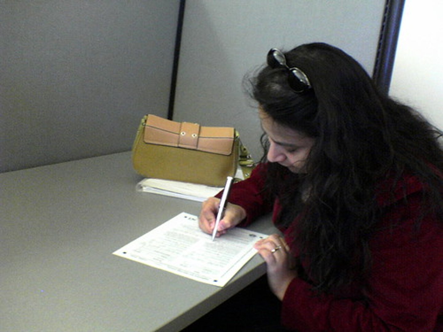 <p>n /ˈæplɪkənt/ người nộp đơn (xin việc) = candidate = job-seeker</p>