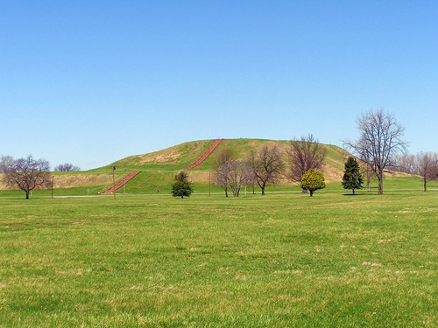 <p>The dominant center of an important Mississippi valley mound-building culture, located near present-day St. Louis, Missouri; flourished from about 900 to 1250 C.E.</p>