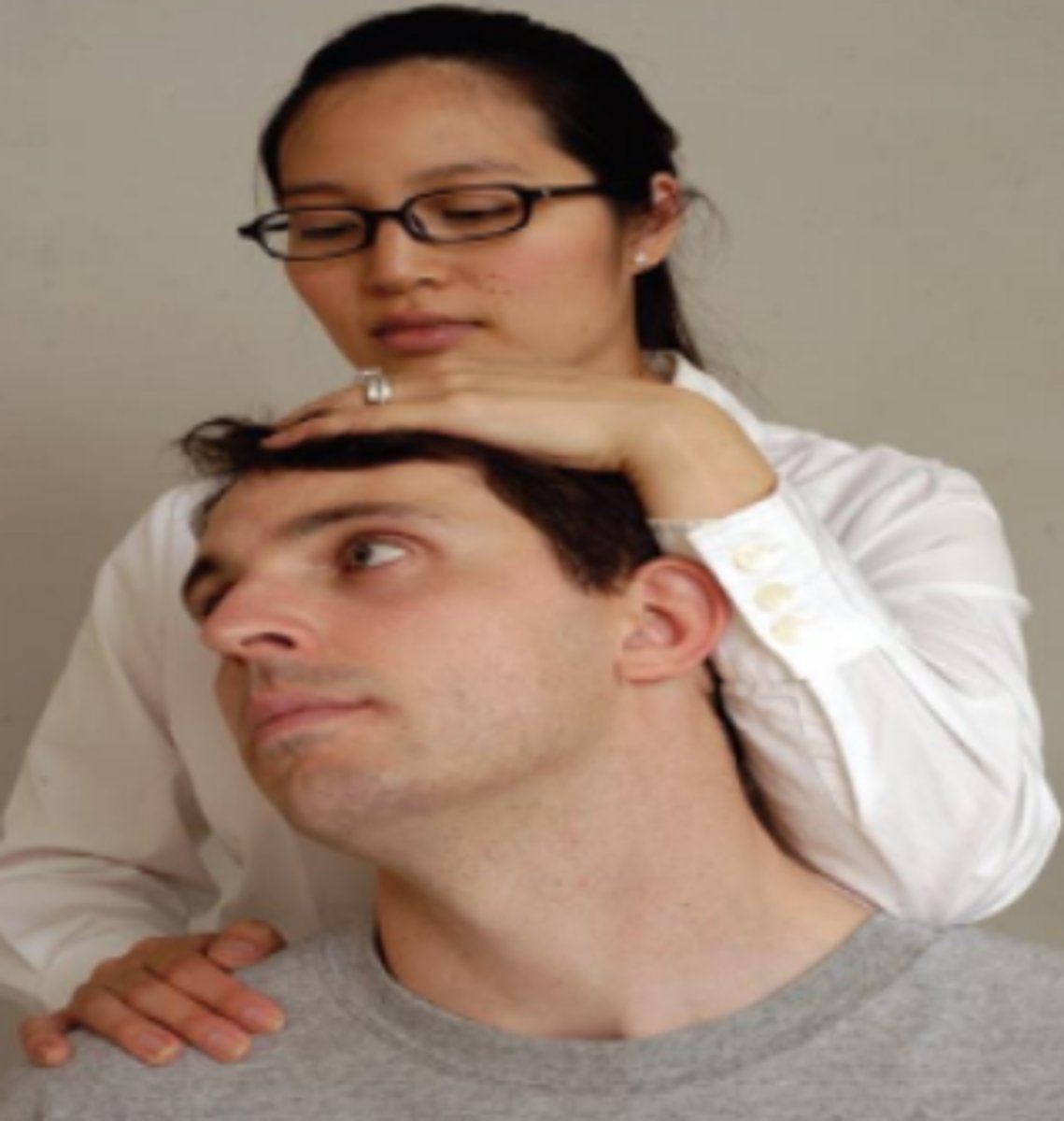 <p>- compression of neural structures at intervertebral foramen or face joint dysfunction</p><p>(+): The patient side flexes the head and then rotates it to the same side. The test is repeated to the other side. A positive test is indicated if pain radiates into the arm. If the head is taken into extension (as well as side flexion and rotation) and compression is applied, the intervertebral foramina close maximally to the side of movement and symptoms are accentuated. Pain on the concave side indicates nerve root or facet joint pathology, whereas pain on the convex side indicates muscle strain</p>