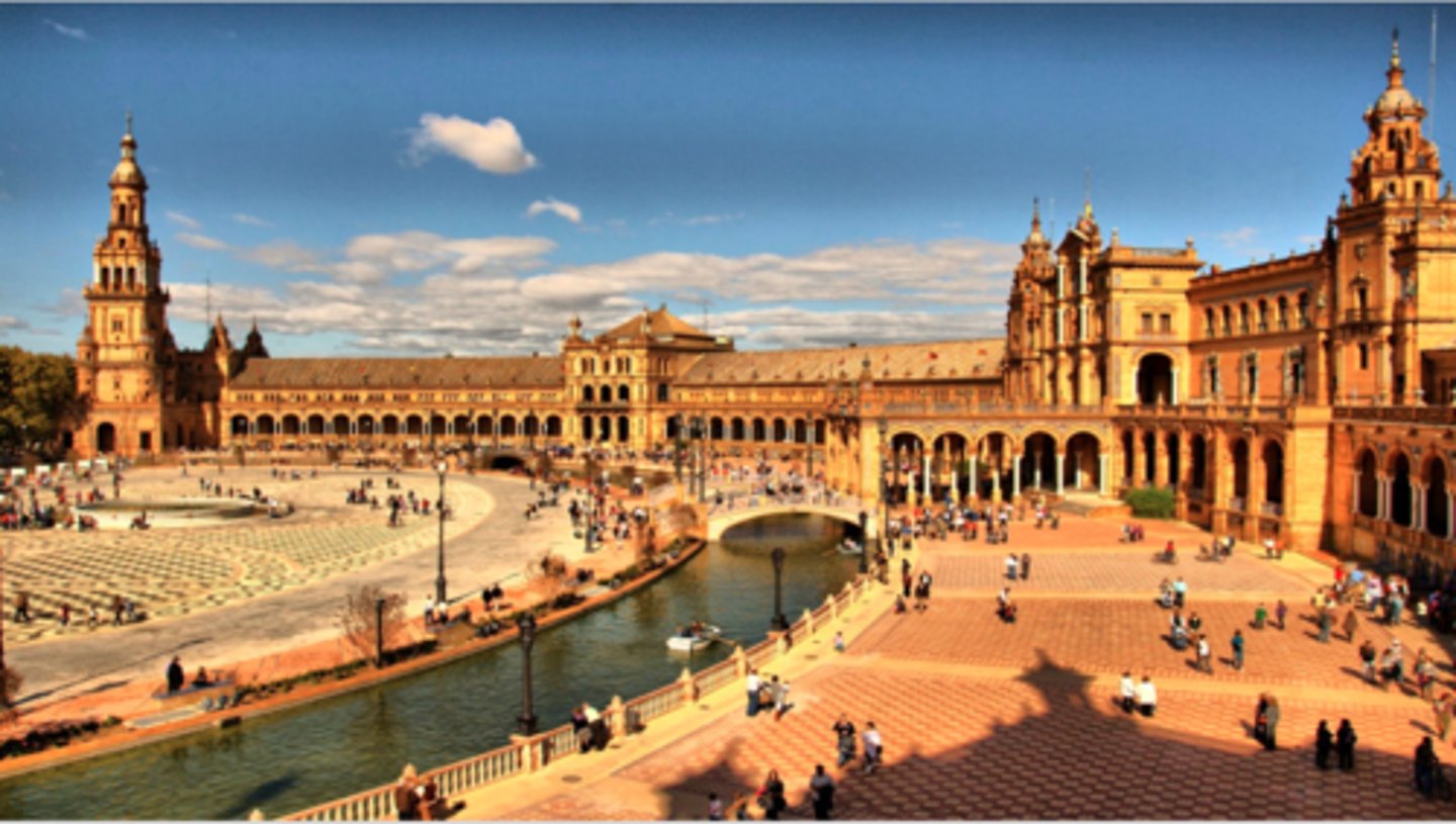 <p>Plaza monumental situada en Sevilla, construida para la Exposición Iberoamericana de 1929. Es un semicírculo enorme con canales, puentes, fuentes y bancos decorados con azulejos que representan las provincias de España.</p>