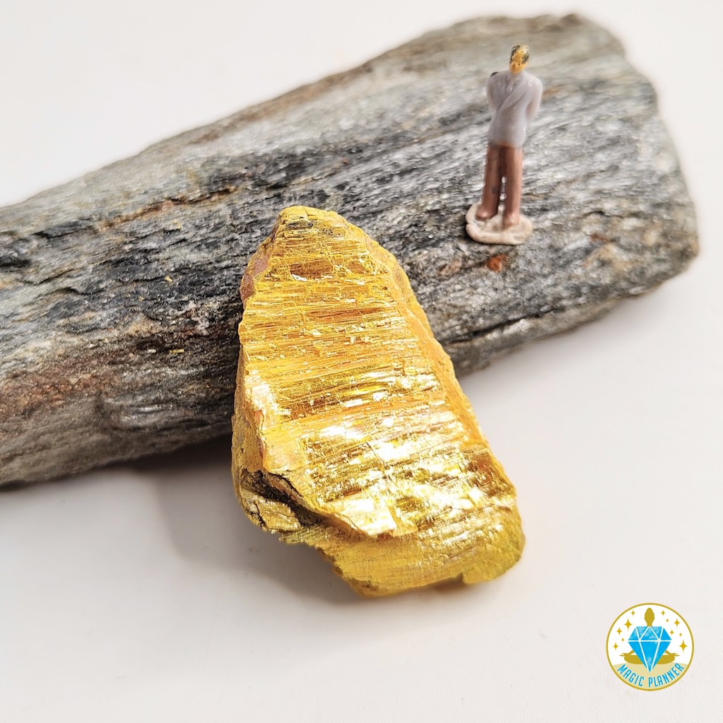 <p>Appartiene alla classe dei Solfuri</p><p><strong>As<span>₂</span>S<span>₃</span></strong><br><span>As (arsenico)</span></p><ul><li><p>Sistema monoclino</p></li><li><p>Ambiente subvulcanico</p></li></ul><p></p>