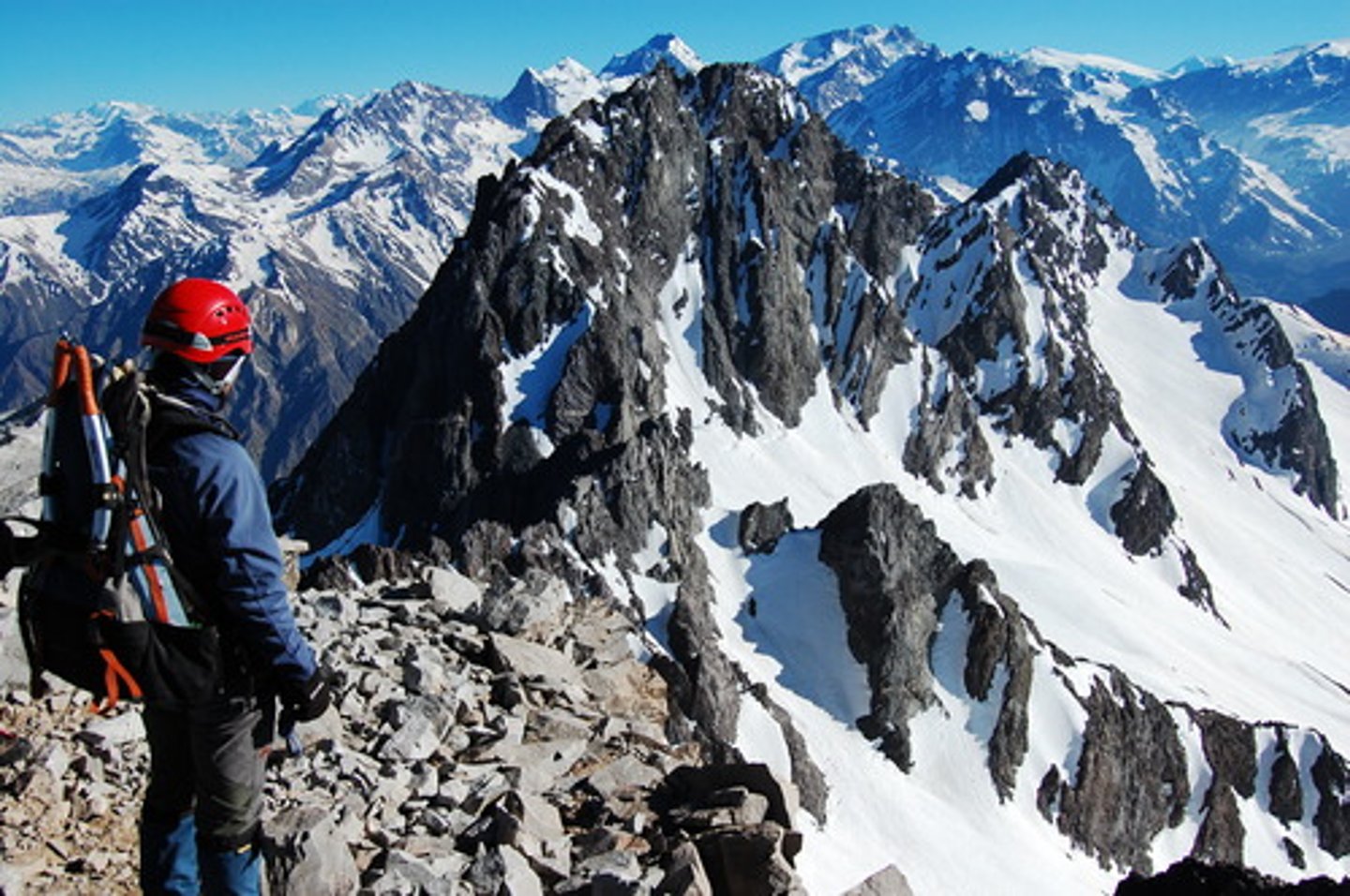 <p>to climb</p>